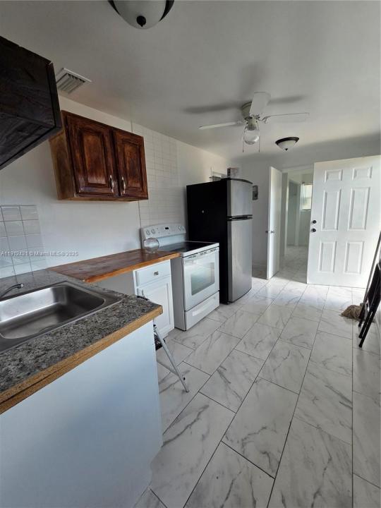 2124 S Beech Rd B, West Palm Beach, Florida 33409