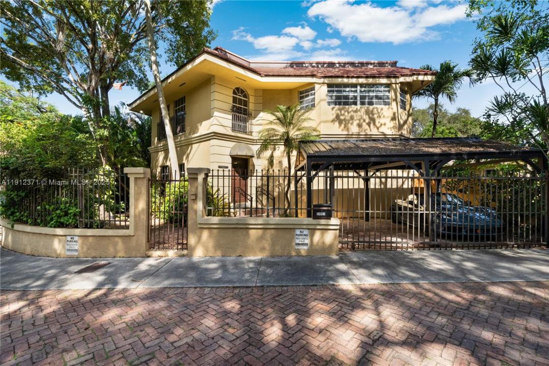 2997 Day Ave, Miami, Floryda 33133, USA