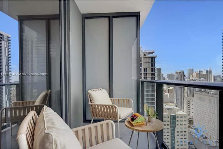 159 NE 6th St 3004, Miami, Флорида 33132, Соединенные Штаты