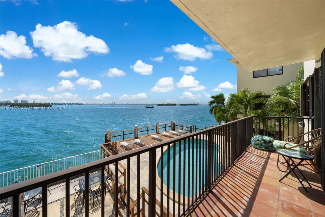 7845 NE Bayshore Ct 10, Miami, Floryda 33138, USA