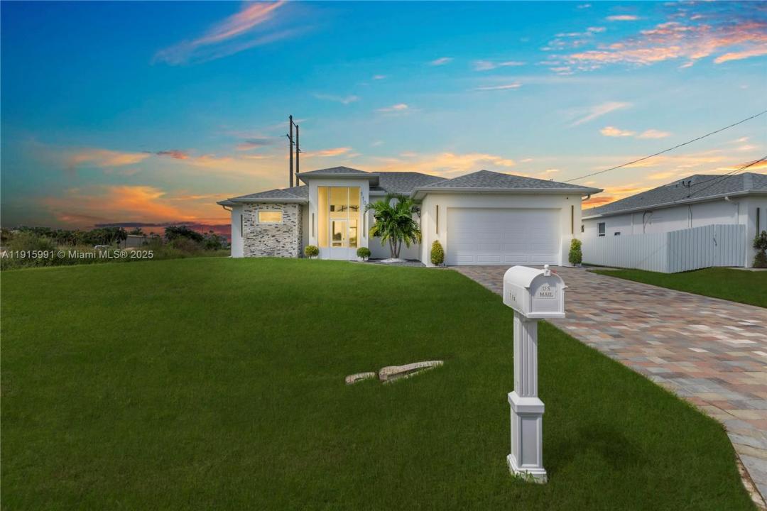 1106 FLOYD AVE S, Lehigh Acres, Florida 33976