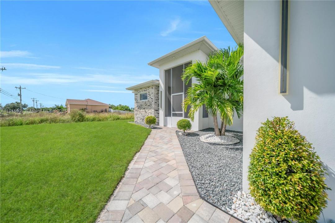 1106 FLOYD AVE S, Lehigh Acres, Florida 33976