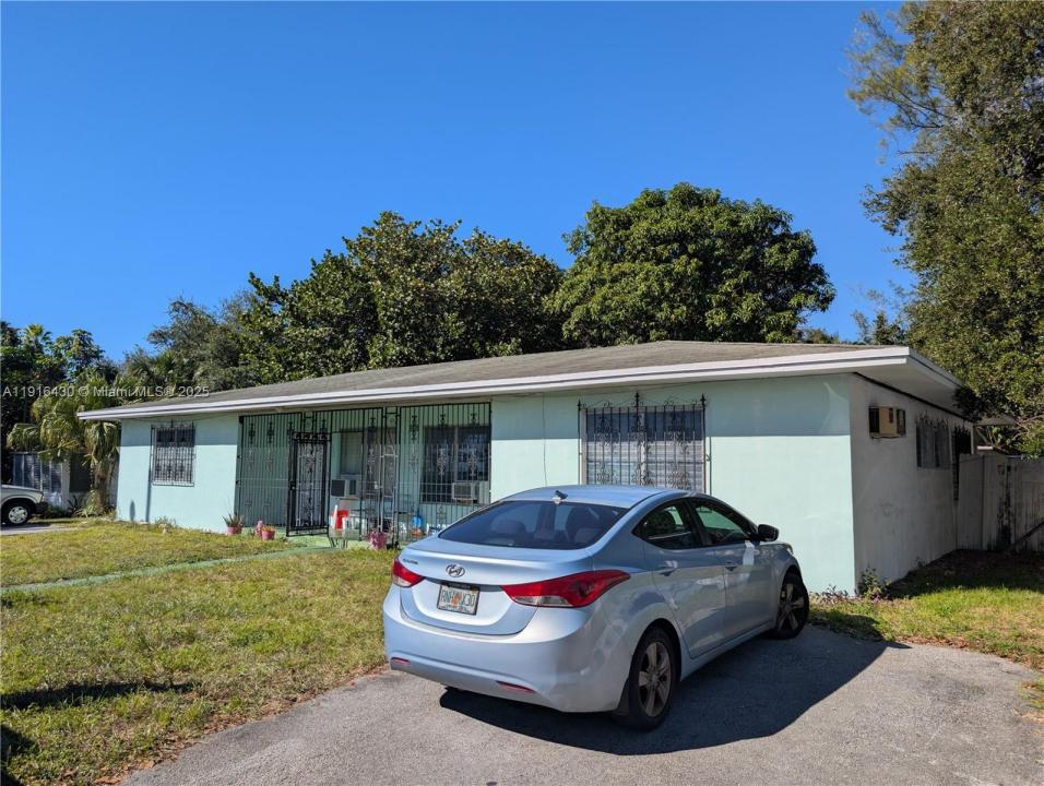 335 - 337 NE 168th St, North Miami Beach, Floride 33162, États-Unis