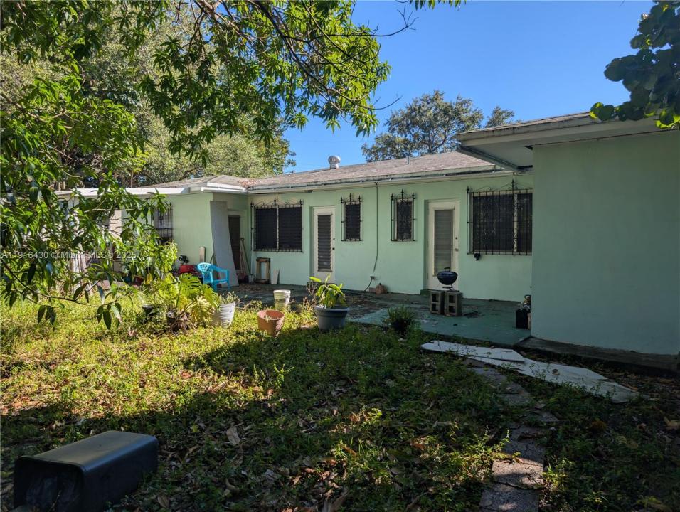 335 - 337 NE 168th St, North Miami Beach, Floride 33162, États-Unis