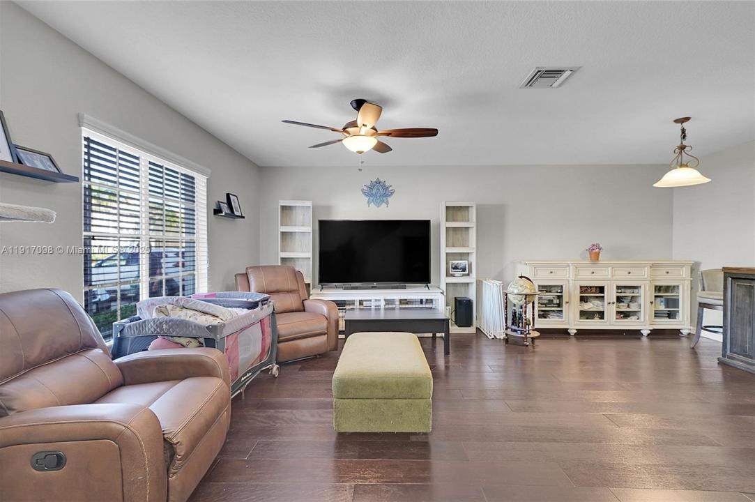 5933 Glasgow Way, Tamarac, פלורידה 33321, ארצות הברית של אמריקה