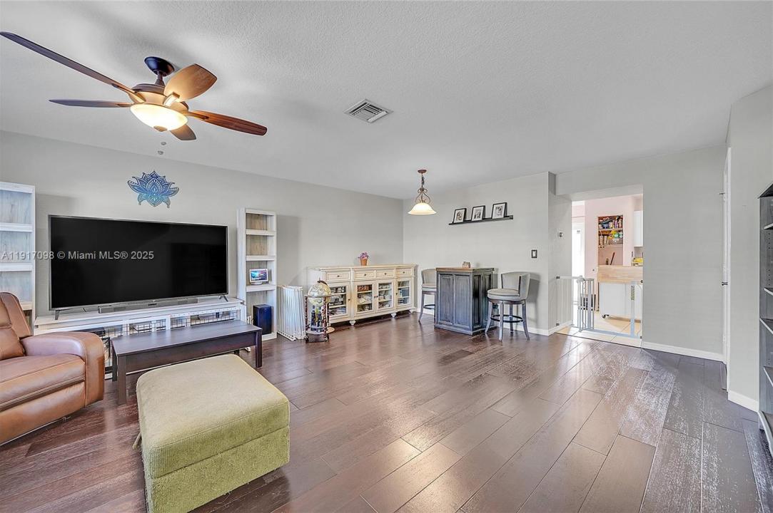 5933 Glasgow Way, Tamarac, פלורידה 33321, ארצות הברית של אמריקה