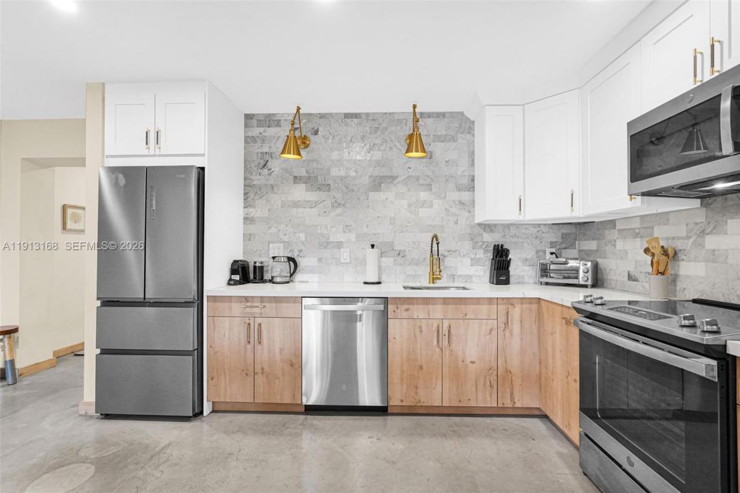 1012 NE 2nd Street, Hallandale Beach, Florida 33009, USA