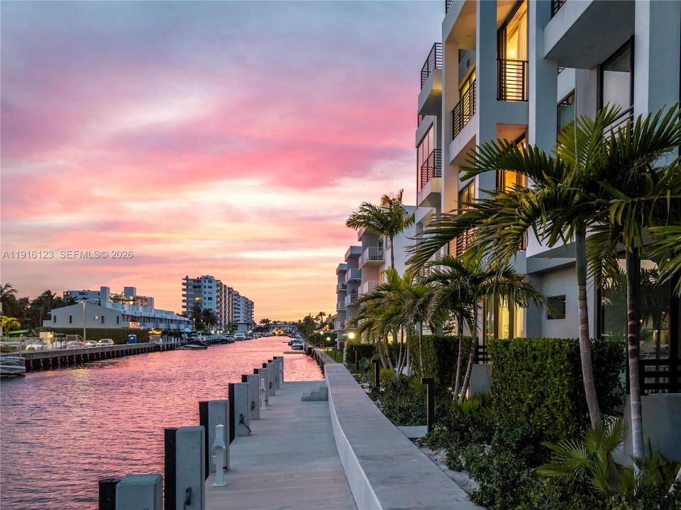 4098 NE 167 ST 9, North Miami Beach, Florida 33160, Estados Unidos