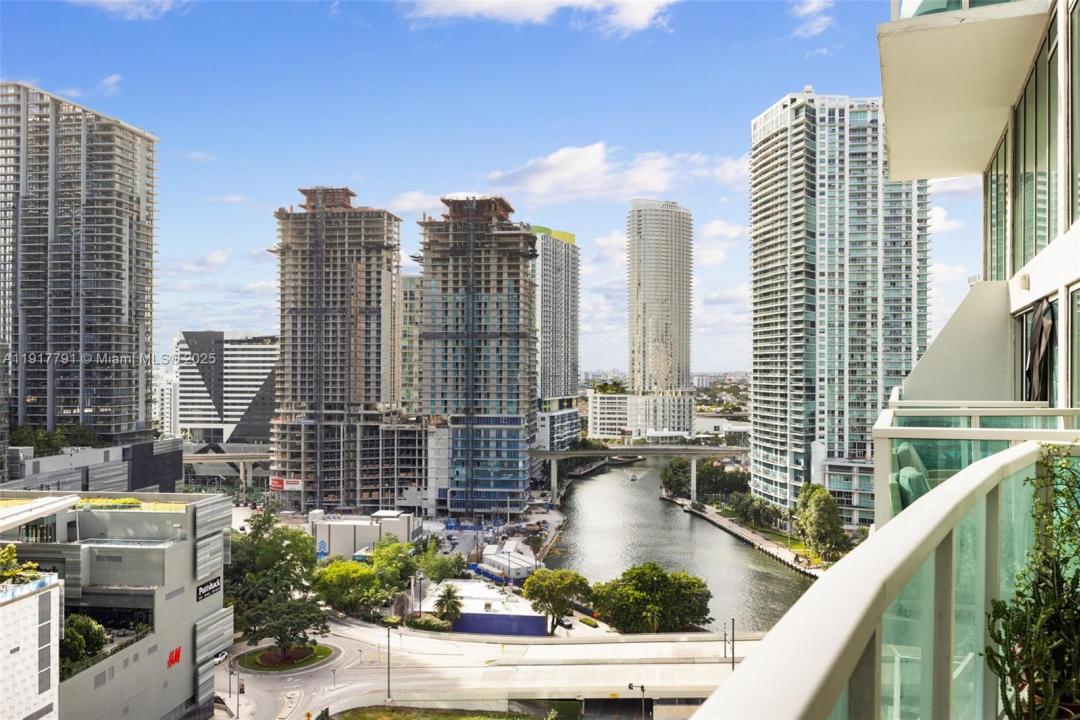 41 SE 5th St 1210, Miami, Florida 33131, USA