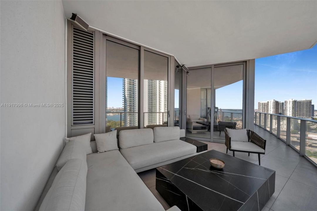 851 NE 1st Ave 2203, Miami, Флорида 33132, Соединенные Штаты