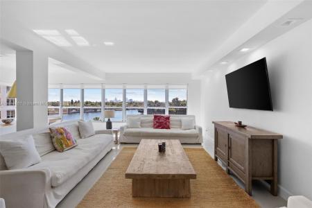 9102 W Bay Harbor Dr 5D, Bay Harbor Islands, Florida 33154, USA