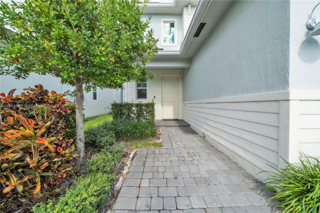 1101 Azul Ct, Deerfield Beach, Florida 33064