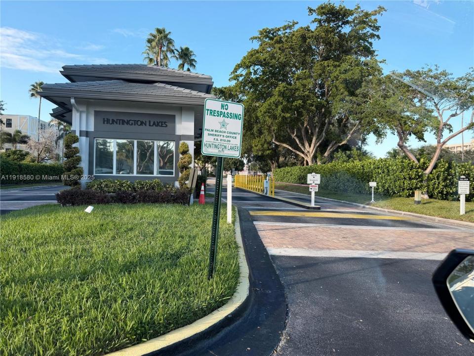 7290 Kinghurst Dr 306, Delray Beach, Florida 33446, USA