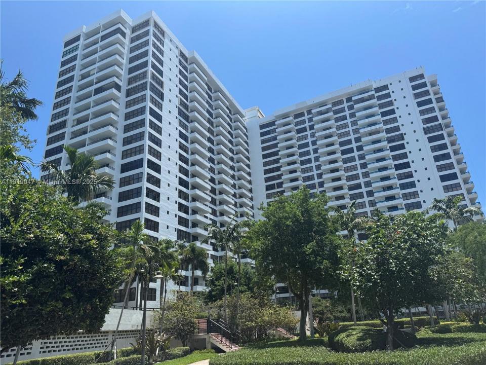 2500 Parkview Dr 1109, Hallandale Beach, Florida 33009