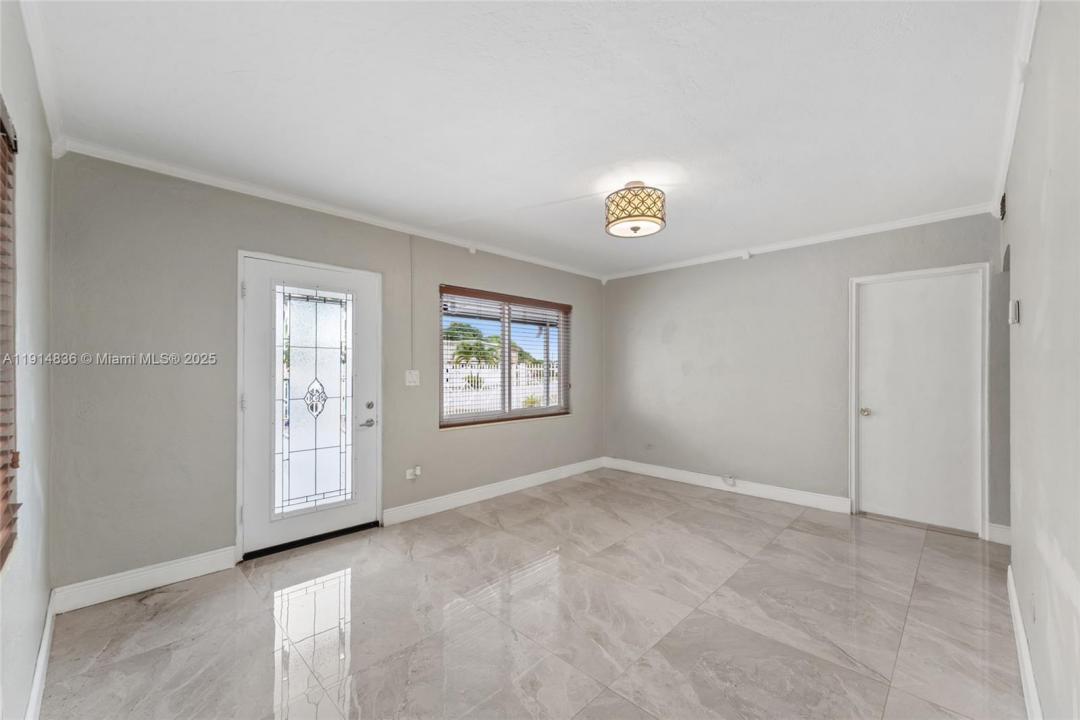 810 E 9th Pl A, Hialeah, Флорида 33010, Соединенные Штаты