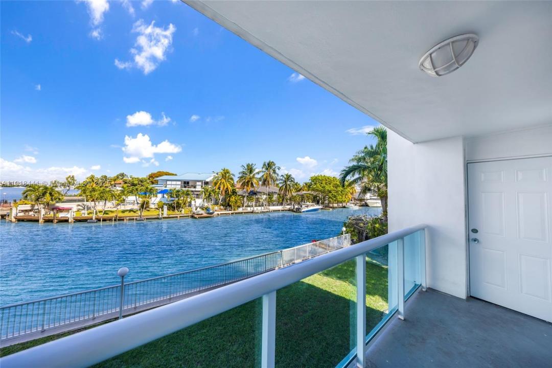 2841 NE 163rd  St 215, North Miami Beach, Flórida 33160, Estados Unidos