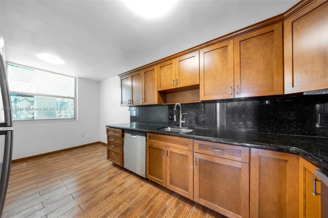 2841 NE 163rd  St 215, North Miami Beach, Flórida 33160, Estados Unidos