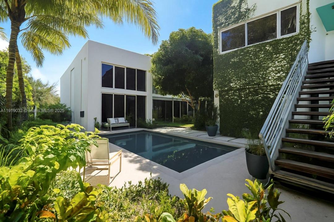 6495 SW 85th St, Miami, Florida 33143