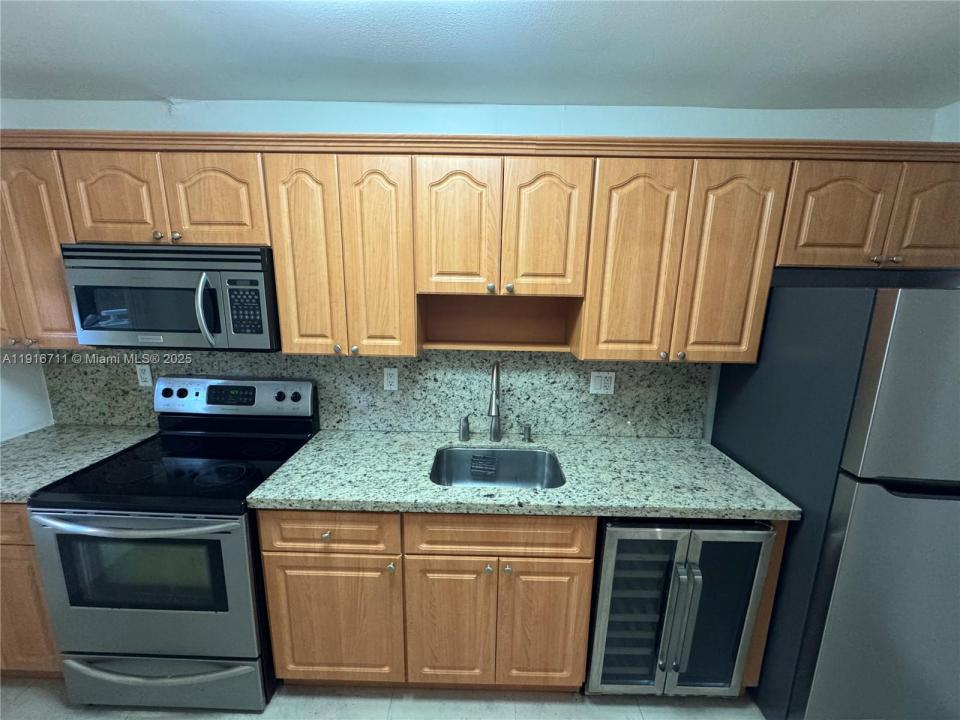 5839 SW 74th Ter 104, South Miami, Florida 33143