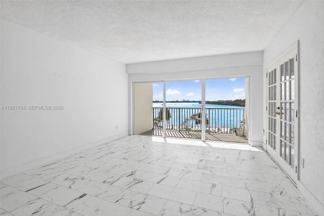 300 Bayview Dr 308, Sunny Isles Beach, Florida 33160, USA