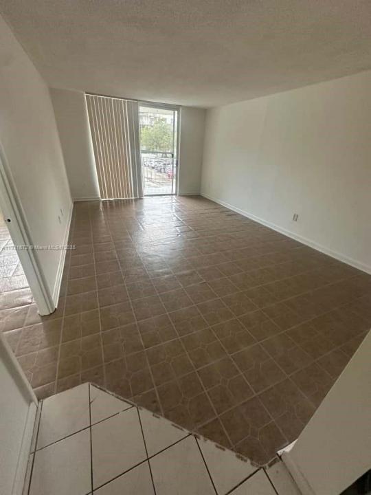 484 NW 165th St Rd A-214, Miami, Florida 33169, Amerika Birleşik Devletleri