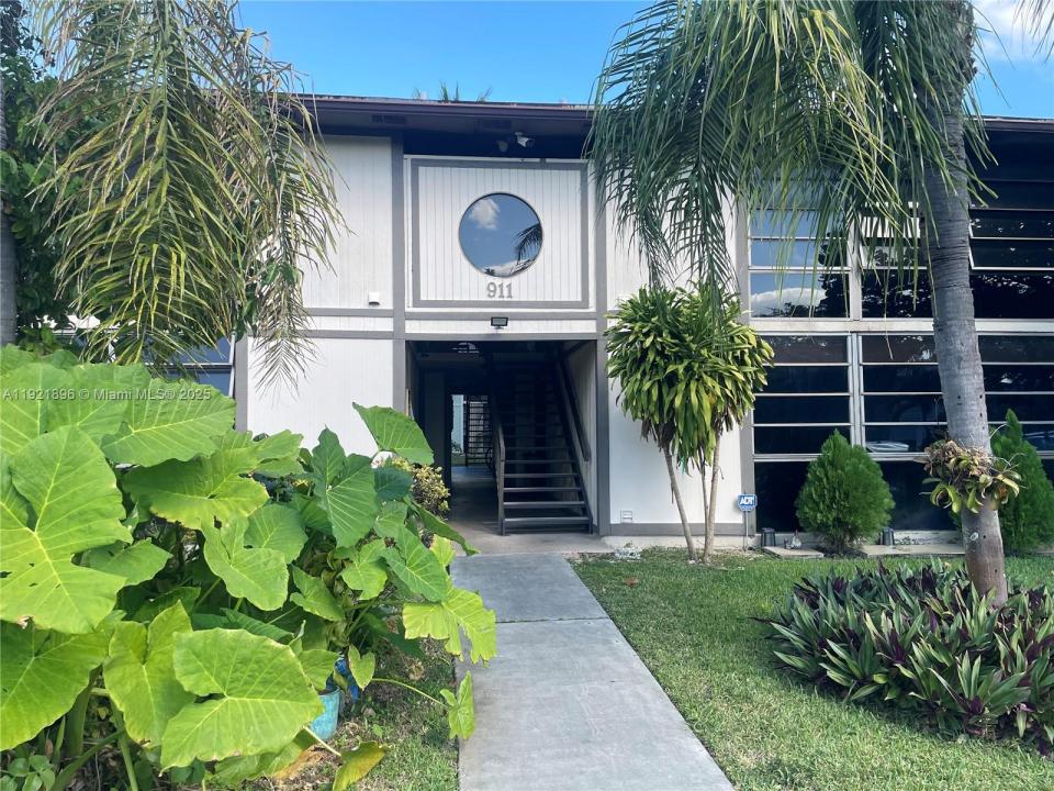 911 NE 199th St 203-14, Miami, Florida 33179, HOA KỲ
