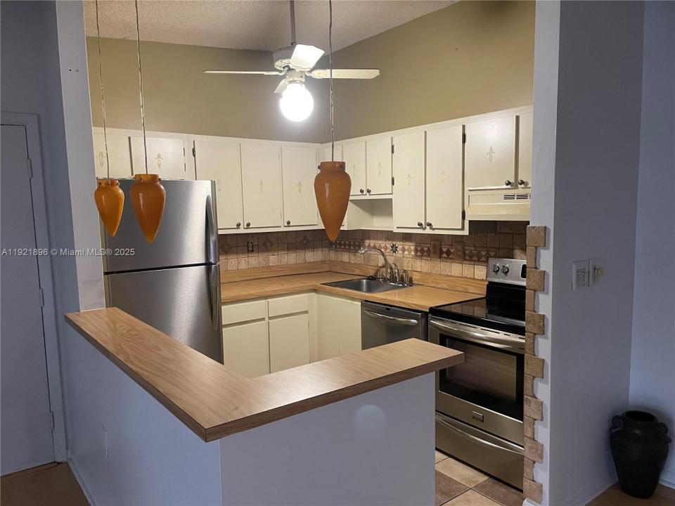 911 NE 199th St 203-14, Miami, Florida 33179, HOA KỲ