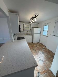 7850 Byron Ave 403, Miami Beach, Florida 33141, USA