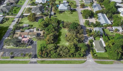 8686 SE Lyons Street, Hobe Sound, Florida 33455