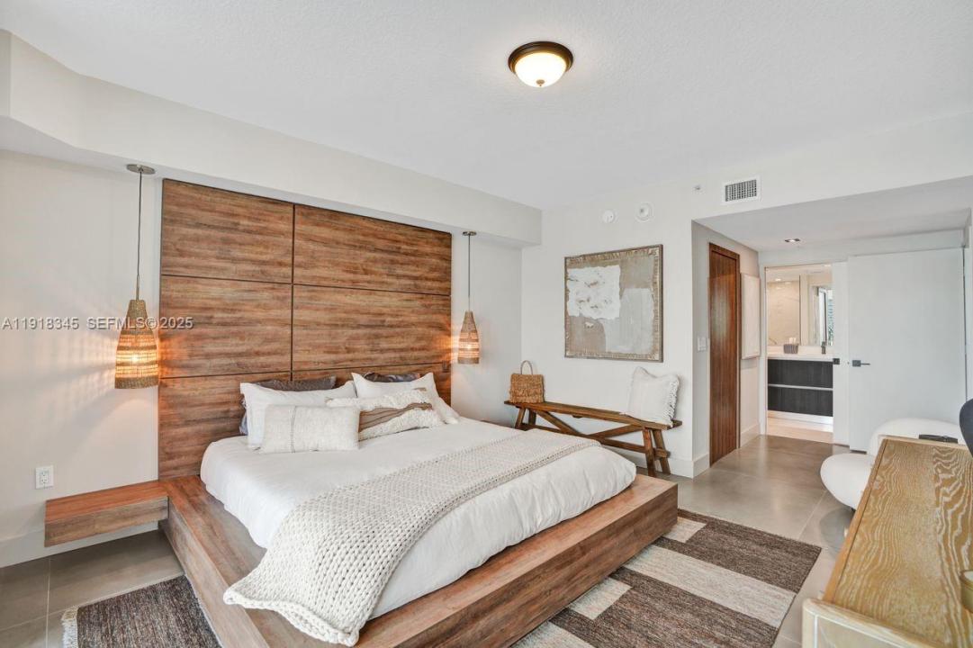 18100 N Bay Rd 909, Sunny Isles Beach, فلوريدا 33160, الولايات المتحدة