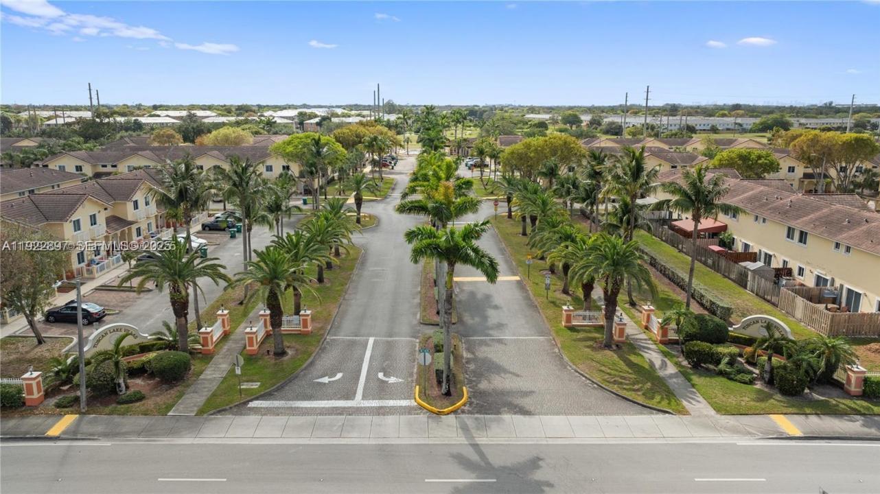 17847 NW 74th Path, Hialeah, 佛羅里達州 33015, 美國