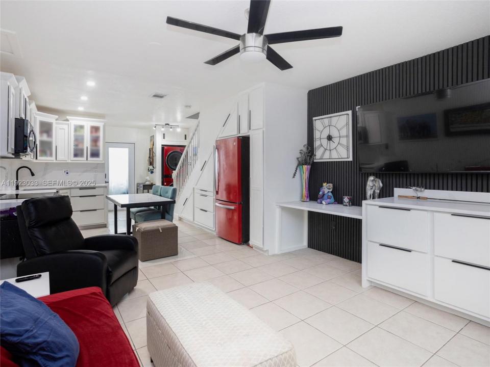 437 SW 3rd St 2, Miami, Floryda 33130, USA