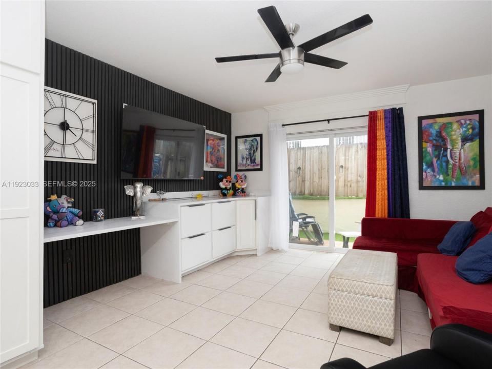 437 SW 3rd St 2, Miami, Floryda 33130, USA