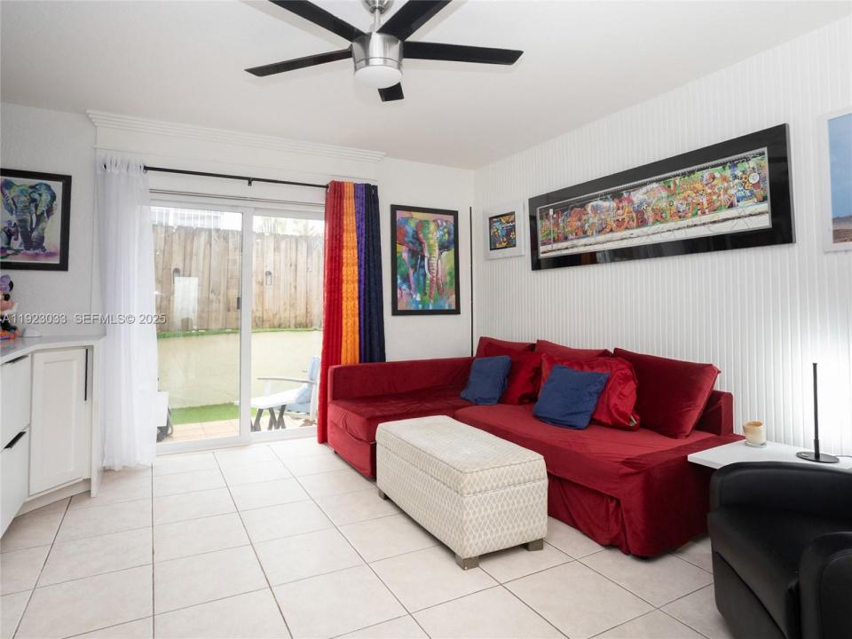 437 SW 3rd St 2, Miami, Floryda 33130, USA