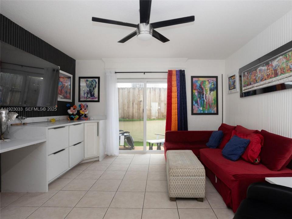 437 SW 3rd St 2, Miami, Floryda 33130, USA