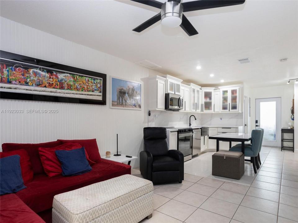 437 SW 3rd St 2, Miami, Floryda 33130, USA