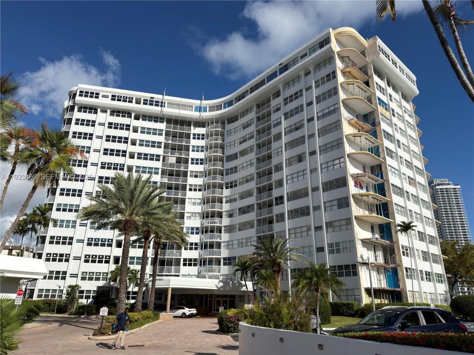 100 Golden Isles Dr 605, Hallandale Beach, Floride 33009, États-Unis