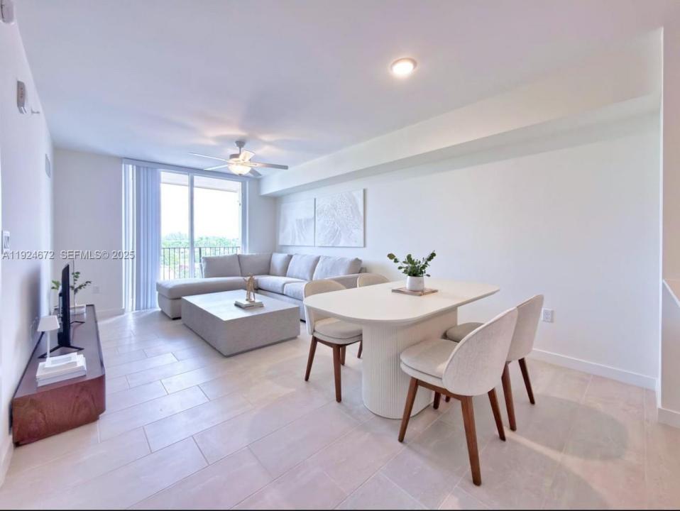 11239 NW 4th Ter 1, Sweetwater, Florida 33172, Stati Uniti