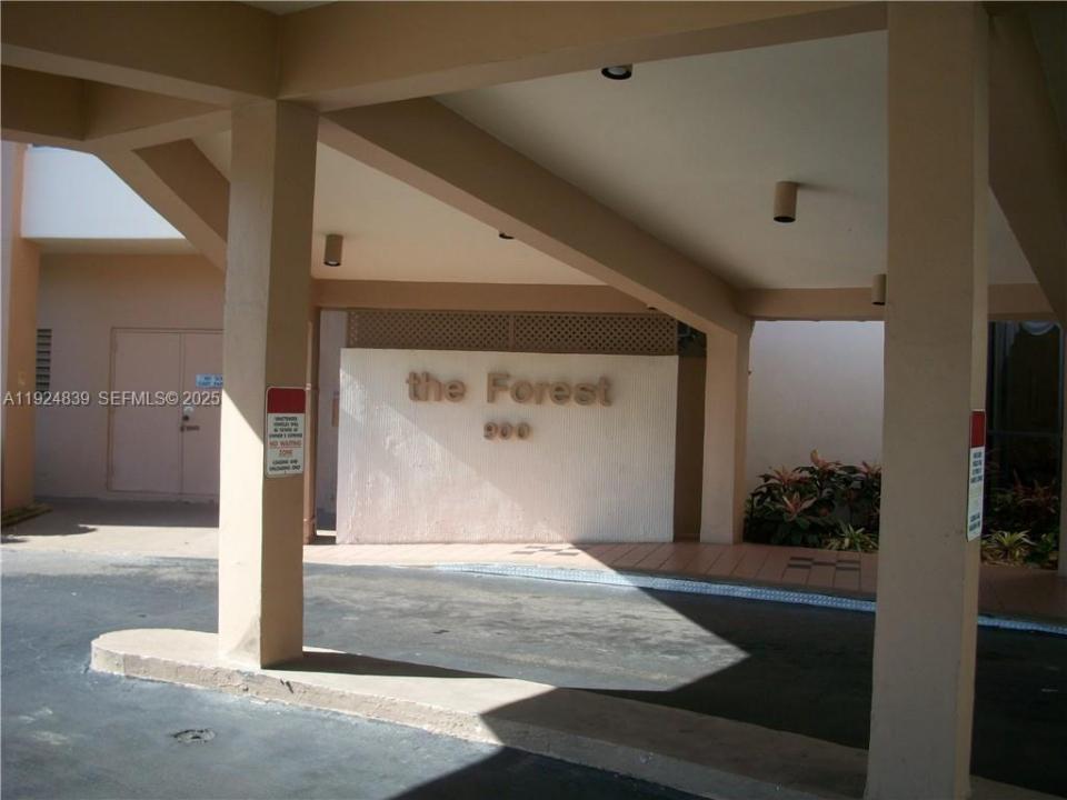 900 St Charles Pl 208, Pembroke Pines, Florida 33026