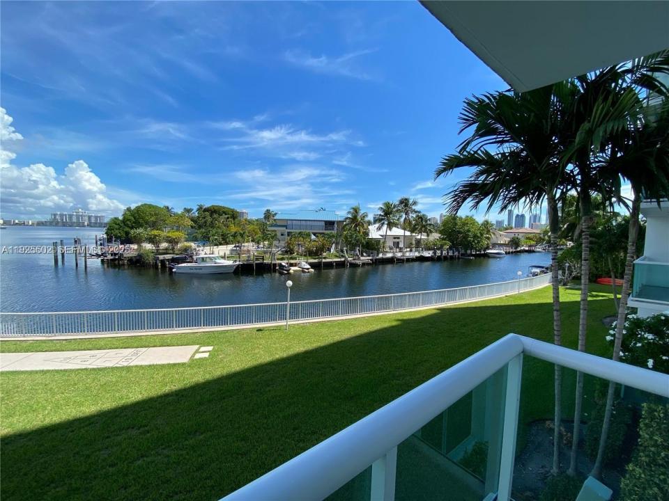 2841 NE 163rd St 207, North Miami Beach, Floryda 33160, USA