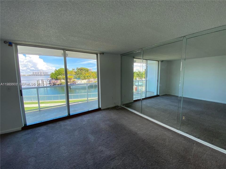 2841 NE 163rd St 207, North Miami Beach, Floryda 33160, USA