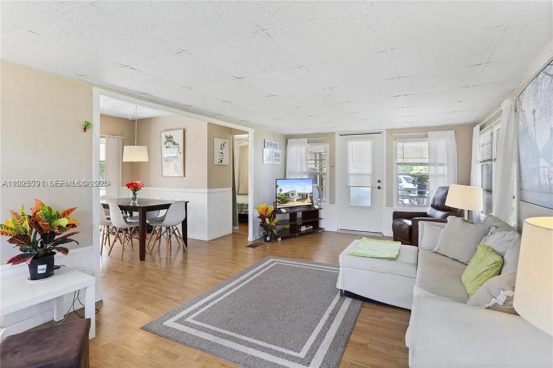 8616 SW 16th Pl, Davie, Florida 33324