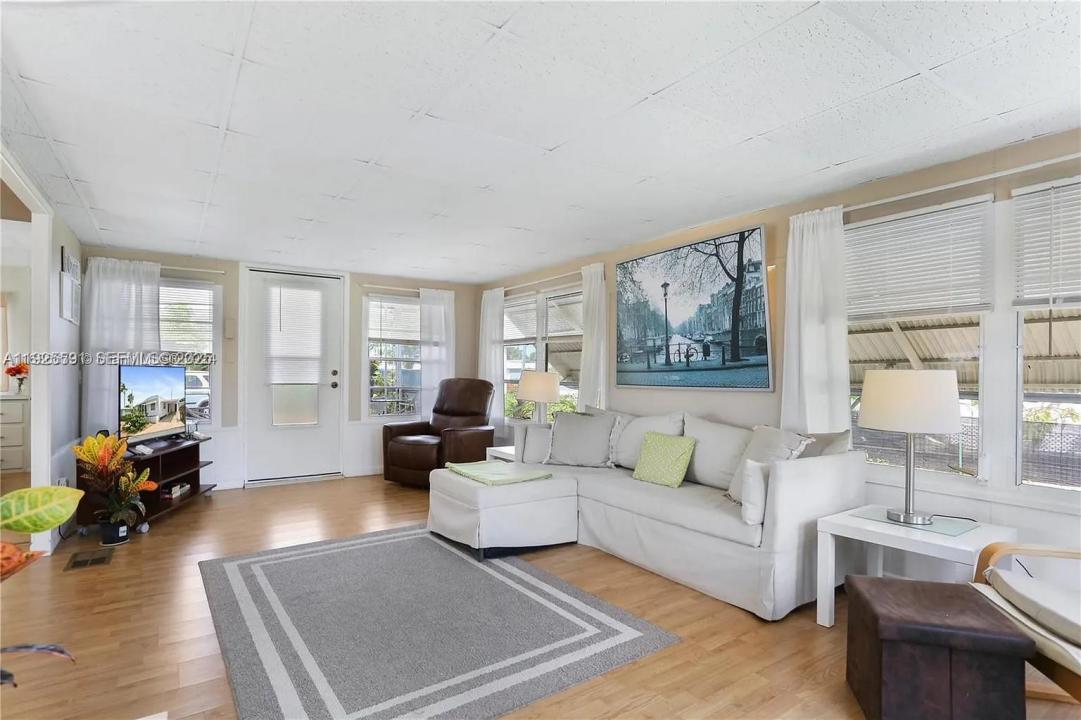 8616 SW 16th Pl, Davie, Florida 33324