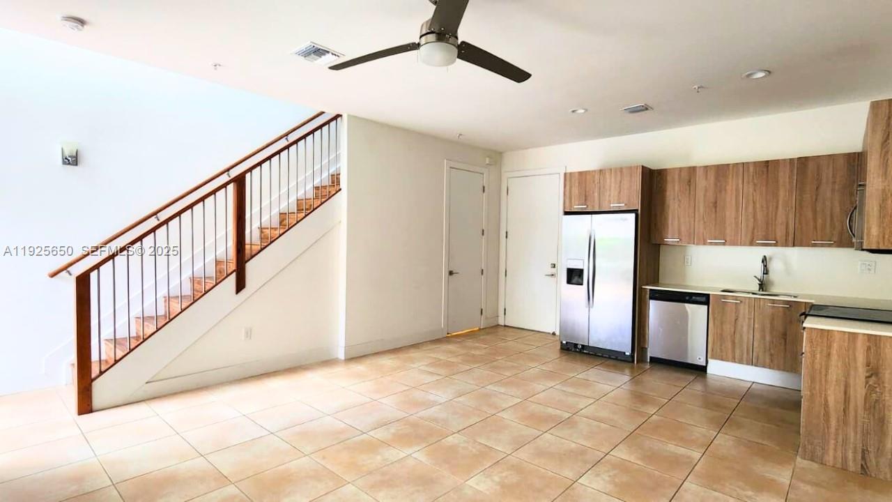 460 NE 35th Ct 5, Oakland Park, Florida 33334