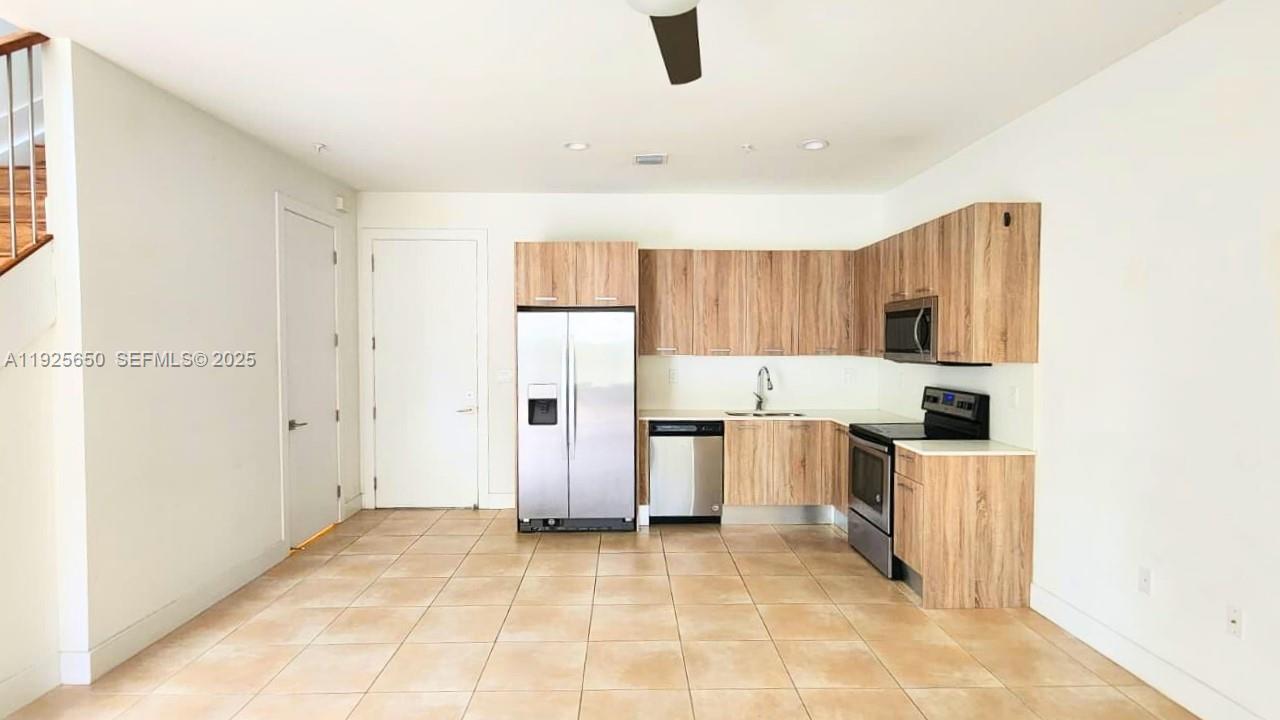 460 NE 35th Ct 5, Oakland Park, Florida 33334