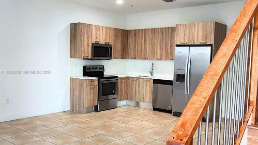 460 NE 35th Ct 4, Oakland Park, Florida 33334, USA