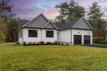 92 White Pines Trail, Charlestown, Rhode Island 02813, États-Unis