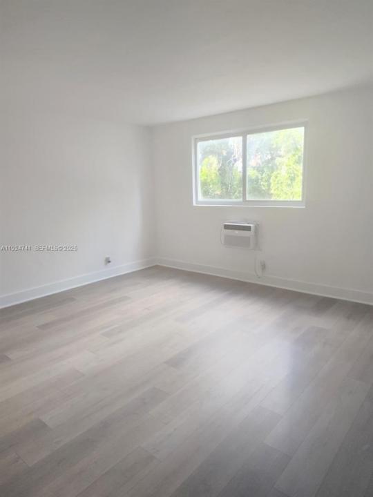 143 SW 9th St 203, Miami, Floryda 33130, USA