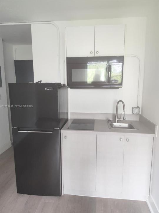 143 SW 9th St 203, Miami, Floryda 33130, USA