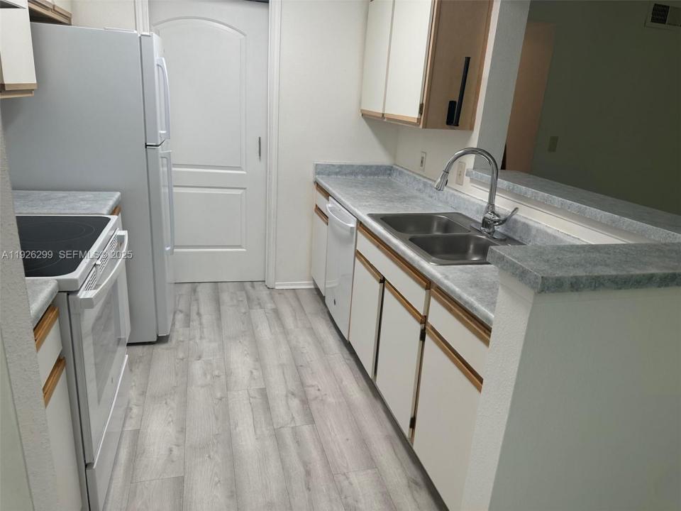 2420 NW 33rd St 1011, Oakland Park, Florida 33309, Amerika Birleşik Devletleri